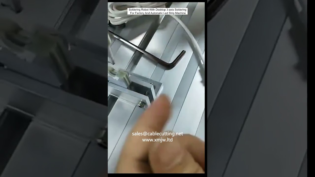روبوت لحام مكتبي ثلاثي المحاور لأتمتة المصانع وخطوط إنتاج شرائط LED الأوتوماتيكية
